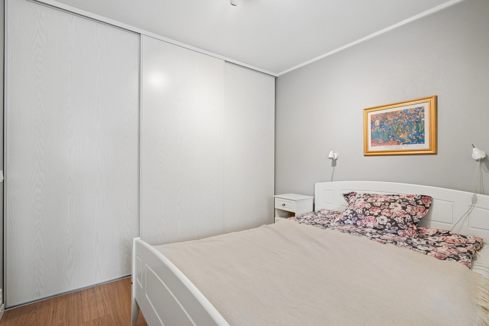 Hovedsoverommet er utstyrt med en romslig skyvedørsgarderobe. Galleribilde
