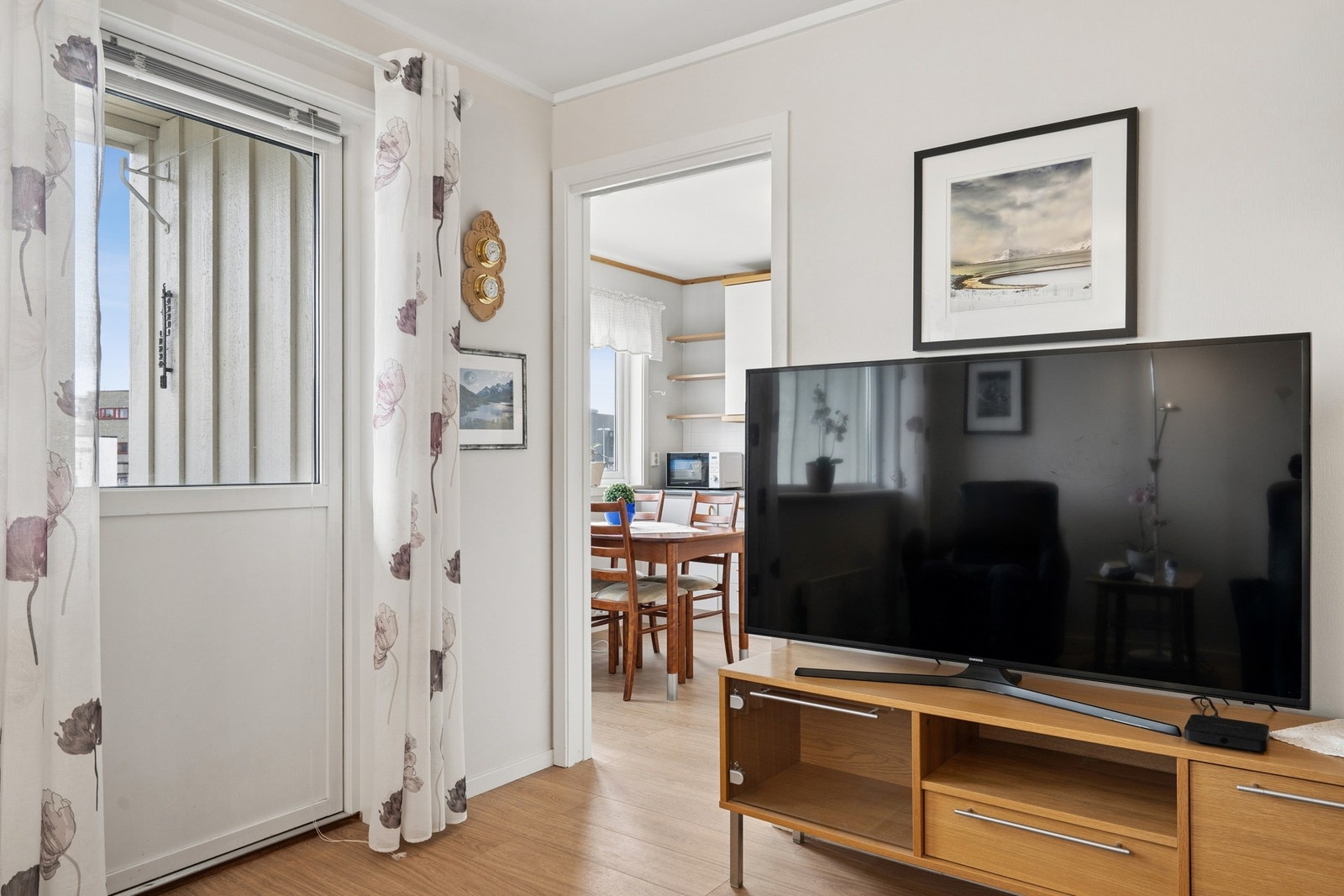Stuen har utgang til balkongen på fremsiden av bygget. Galleribilde