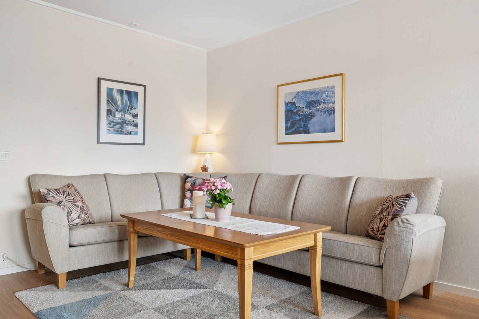 En sosial sone som enkelt kan møbleres med en romslig hjørnesofa. Galleribilde