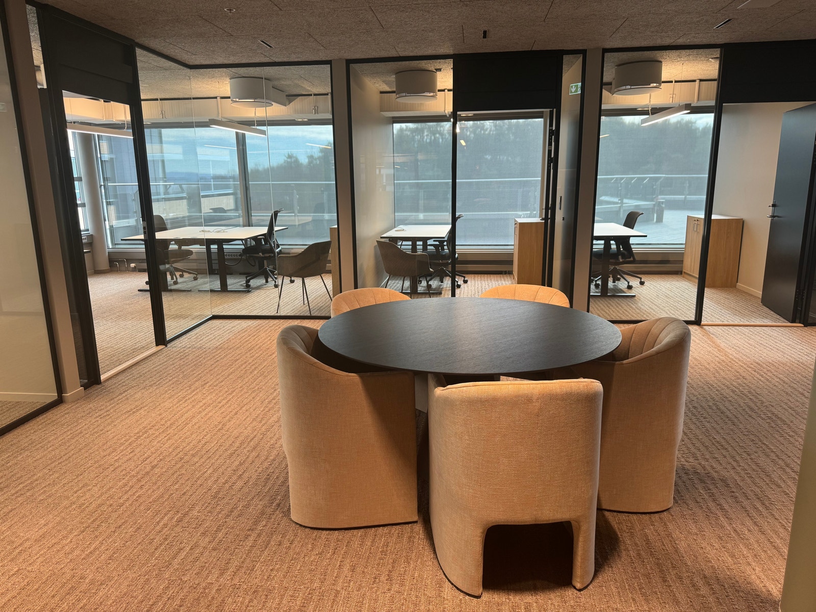 Sosial sone rett utenfor cellekontorer som er ledige for øyeblikket. Galleribilde