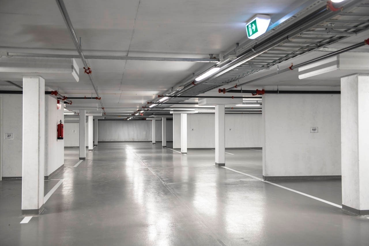 Stor parkeringskjeller. Her kan du leie plass med eller uten El-bil lading. Galleribilde