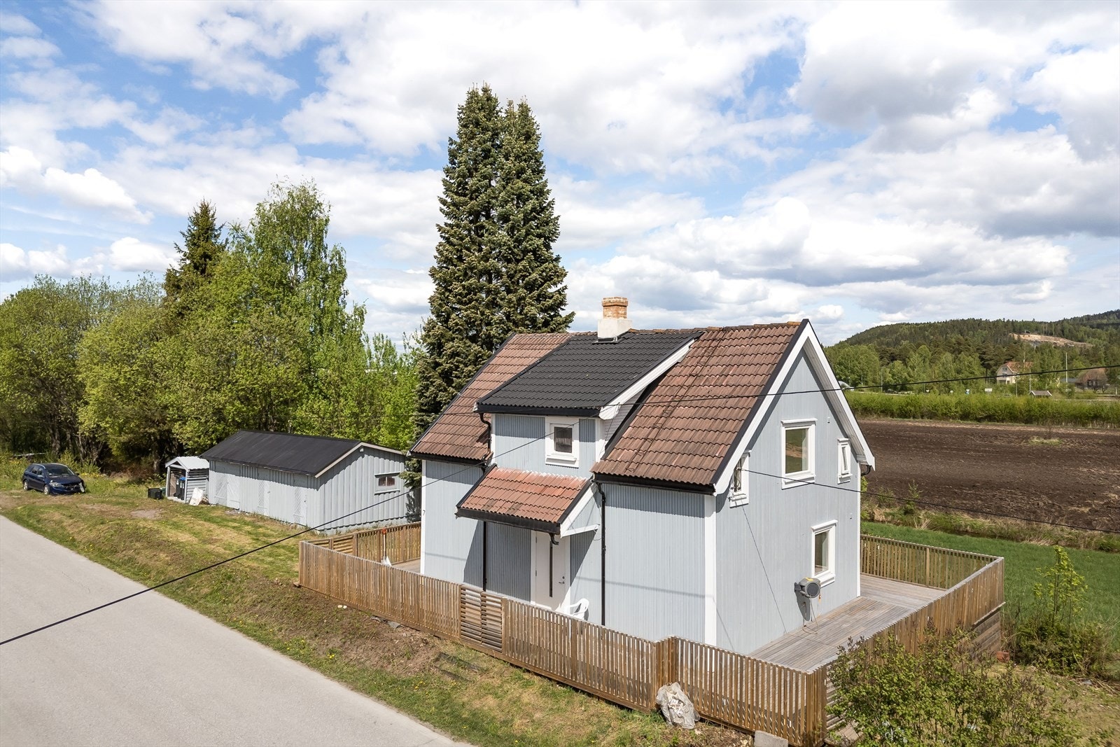 Eiendommen ligger i et etablert boligområde på Vollermoen, fint område for både store og små. Galleribilde