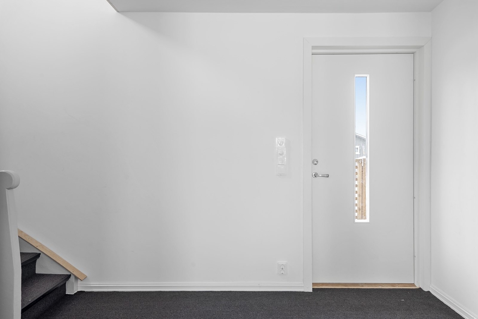 Lys entré med glatte vegger og gulv med teppe møter deg. Galleribilde