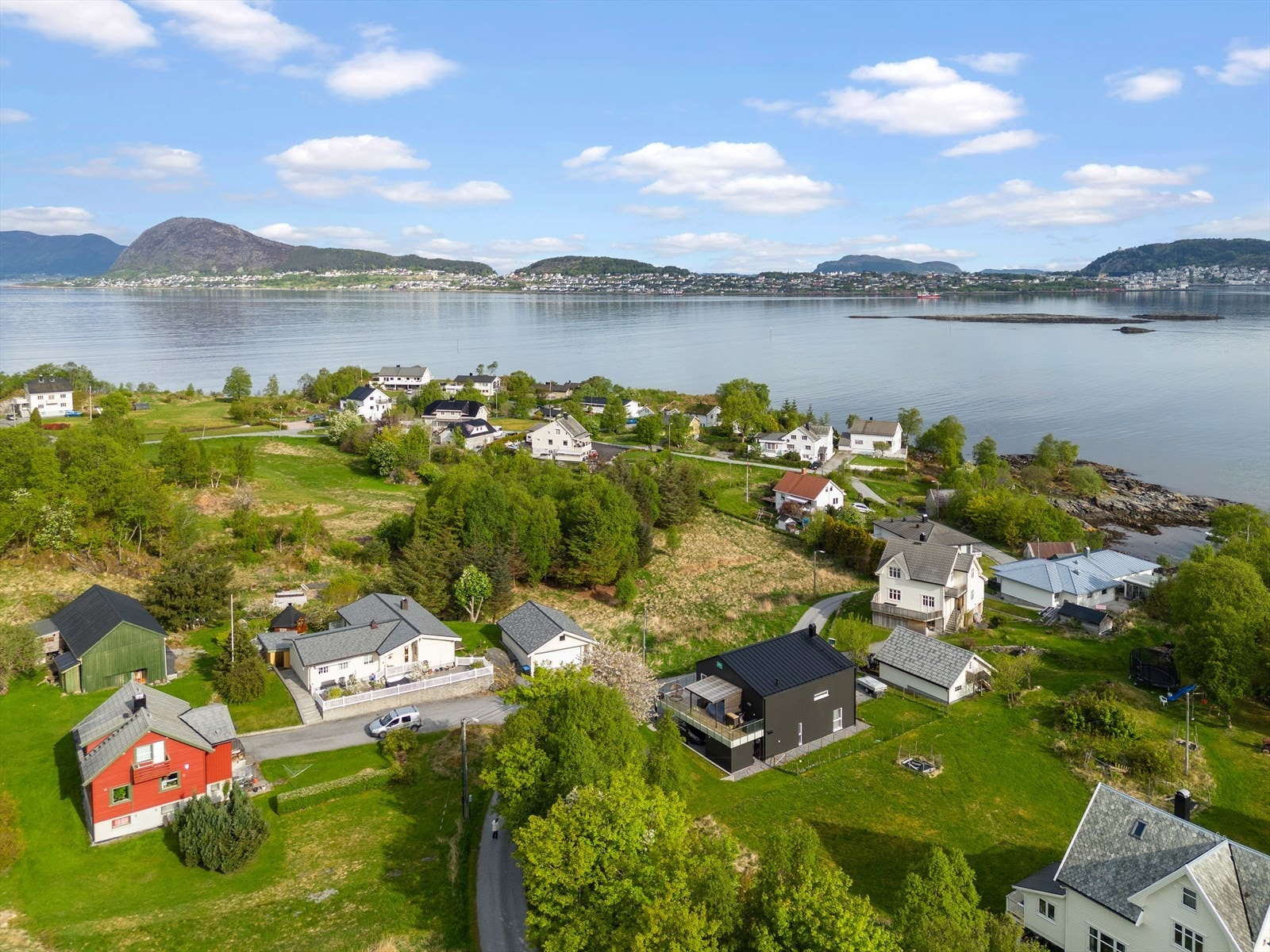 En lekker og moderne enebolig oppført i 2020, med gjennomgående høy standard og familievennlig beliggenhet i Langevåg. Galleribilde
