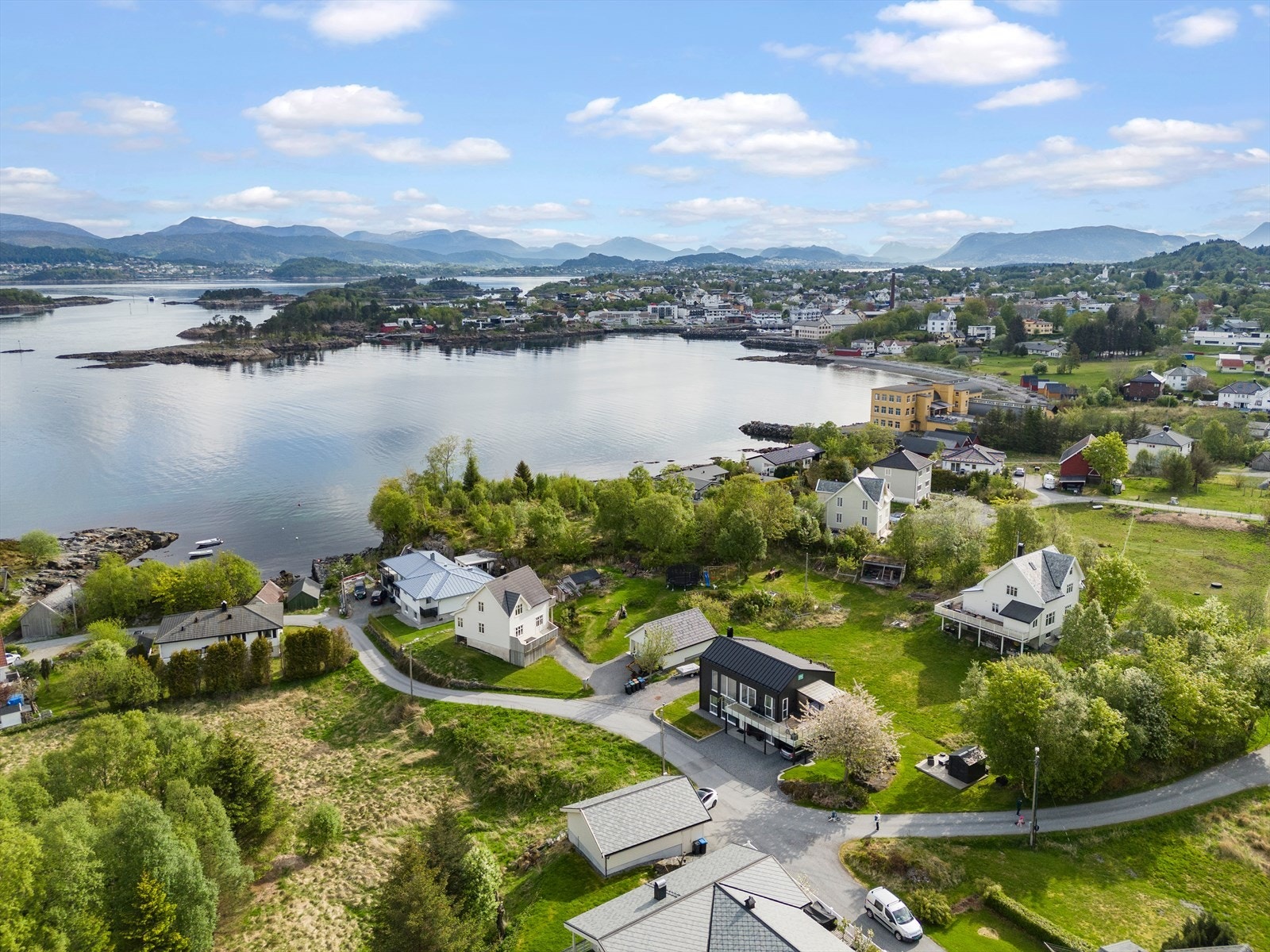 Boligen har gangavstand til barnehager, butikker, bank og andre servicetilbud i Langevåg sentrum, hvor det også finnes hurtigbåtforbindelse til Ålesund sentrum. Galleribilde