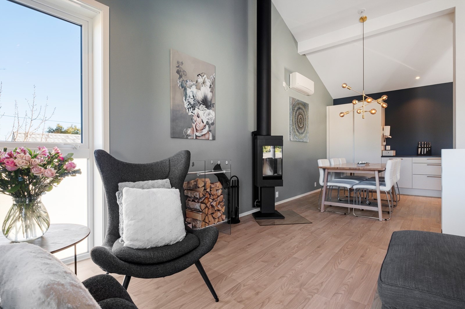 Til oppvarming er det vedovn og varmepumpe på stuen. Galleribilde