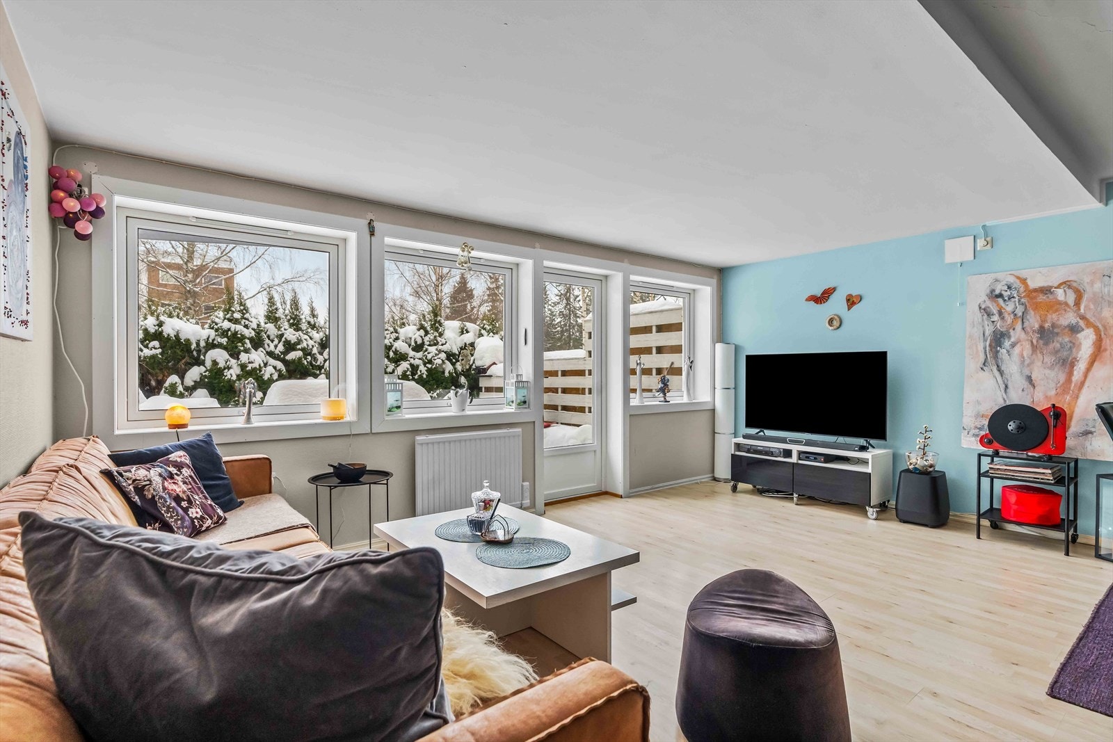 Gode møbleringsmuligheter og plass til både sofagruppe og spisebord. Galleribilde