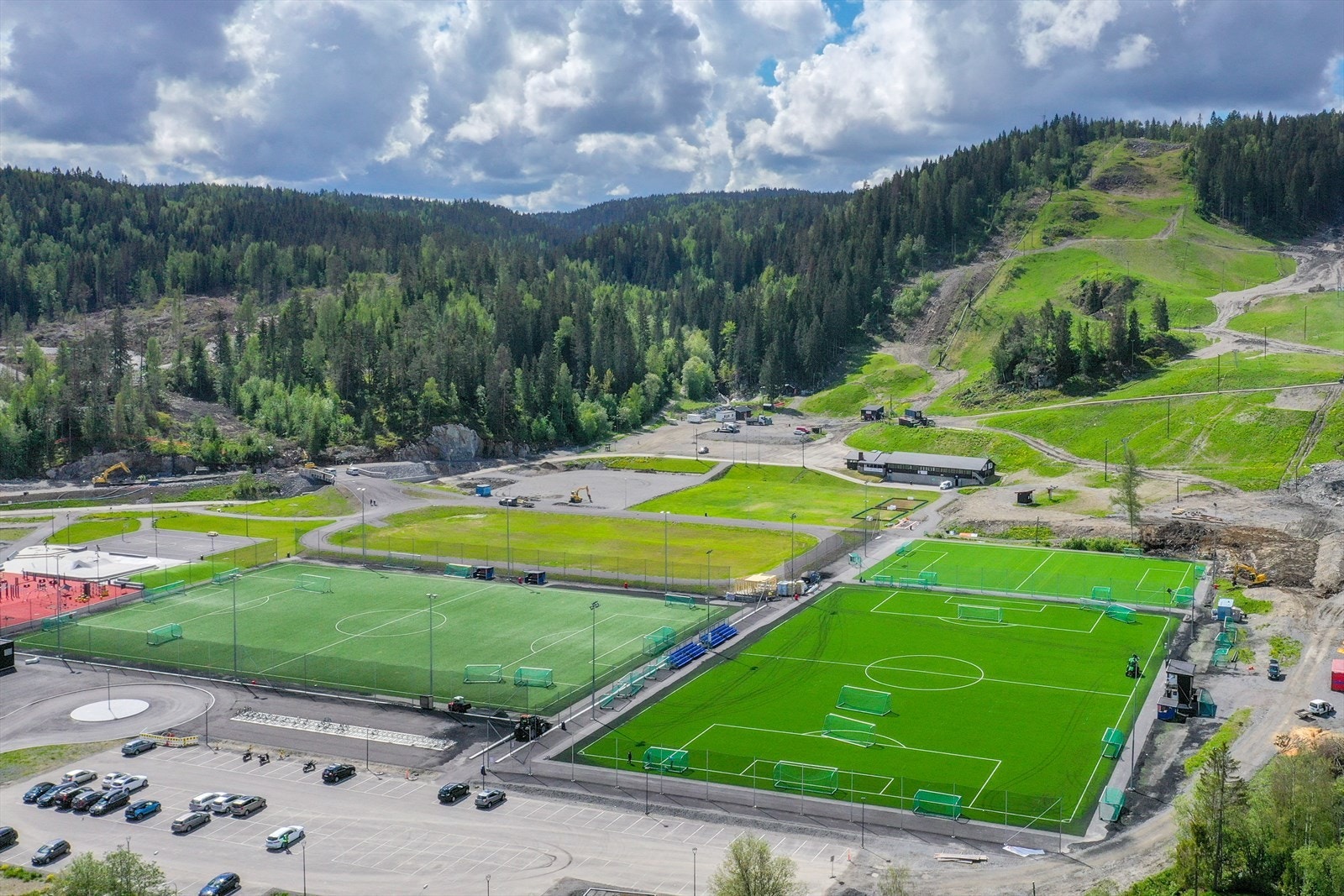 Marikollen Idrettspark med fotballbaner, alpinanlegg, hoppbakker, langrennsanlegg, skatepark, idrettshall, klubbhus og en stor nærmiljøpark. Galleribilde