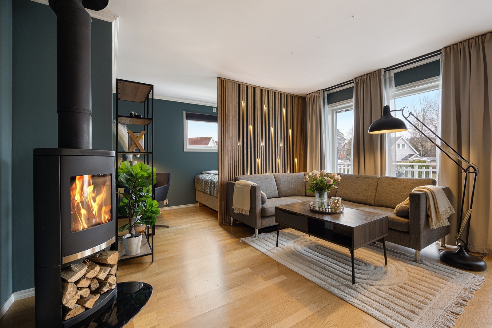 Stuen er innbydende, med godt lysinnslipp og et moderne uttrykk. En stilig spilevegg med innfelte spotter fungerer som romdeler, og stuen innredes enkelt med flere sittegrupper i ulike soner. Galleribilde