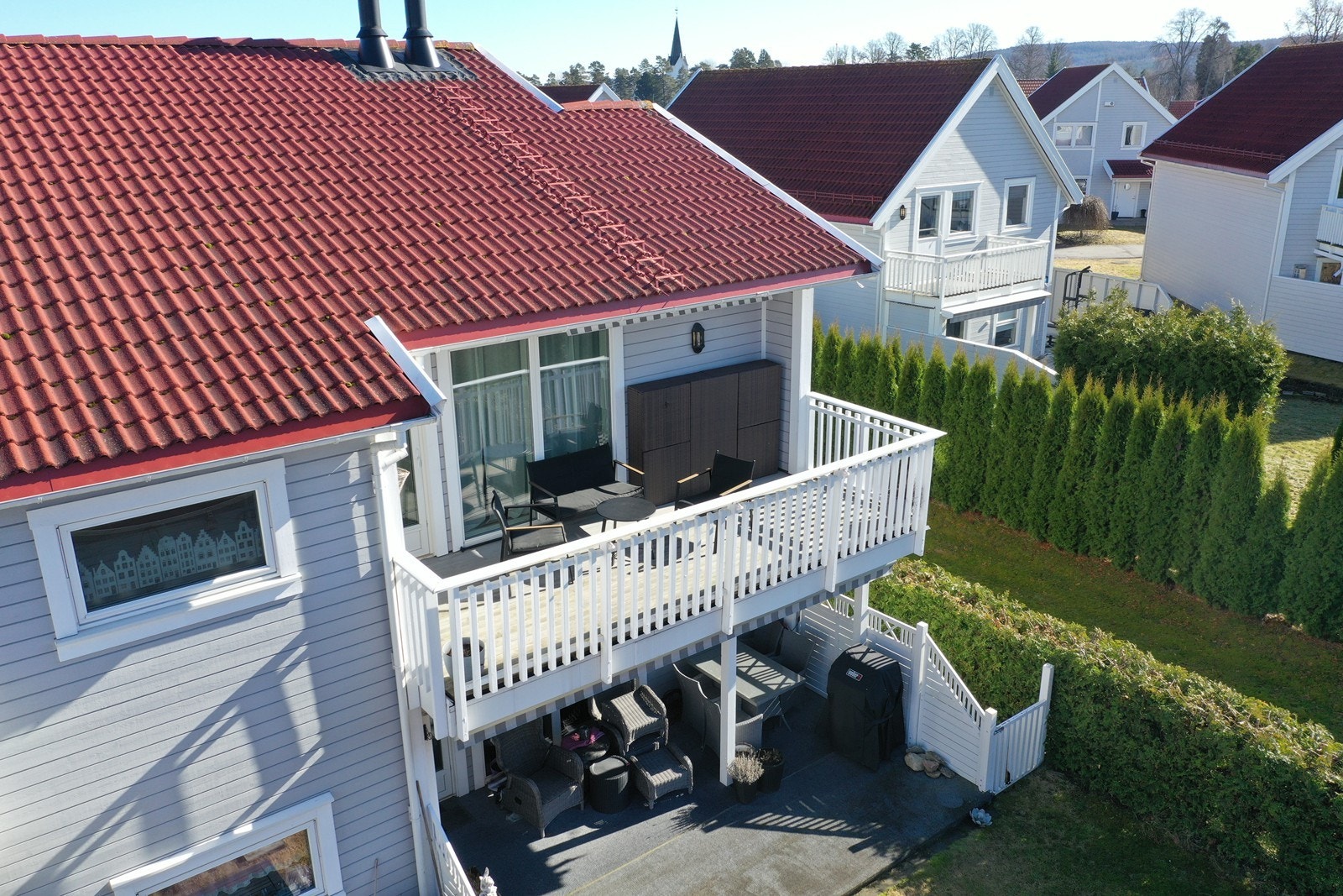 Fasade mot sydvest gir godt med lysinnslipp! Galleribilde