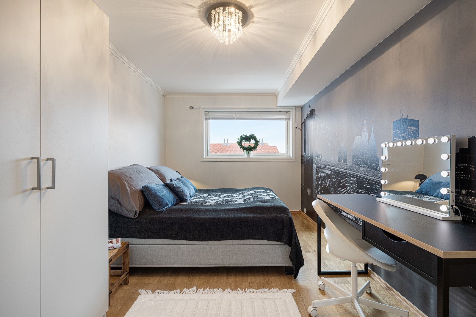 I leiligheten er det to pene soverom med parkett på gulvet. Galleribilde