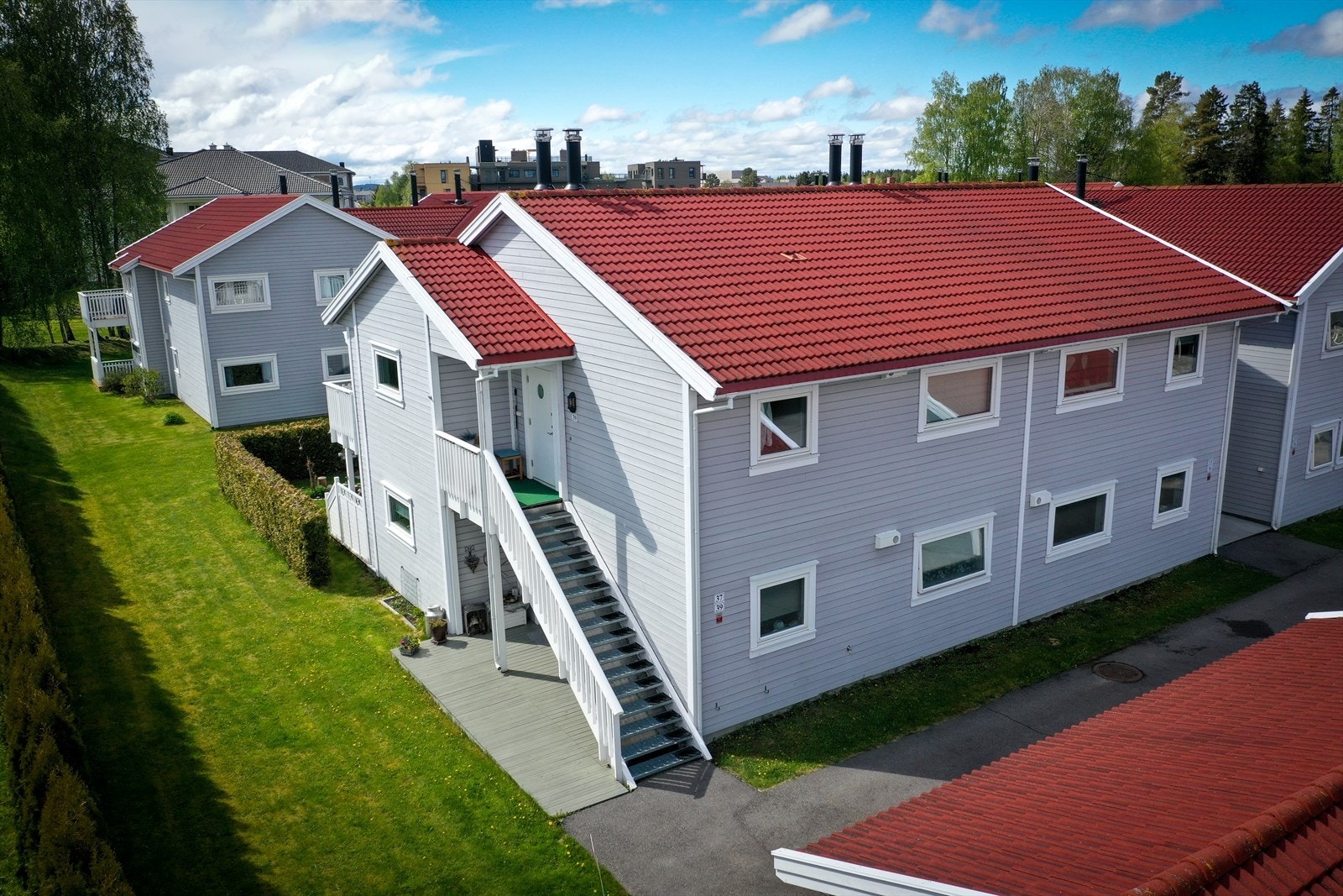 Leiligheten har intern god beliggenhet på enden, vendt mot grøntområder og hekk. Her bor du tilbaketrukket i rolige omgivelser. Galleribilde
