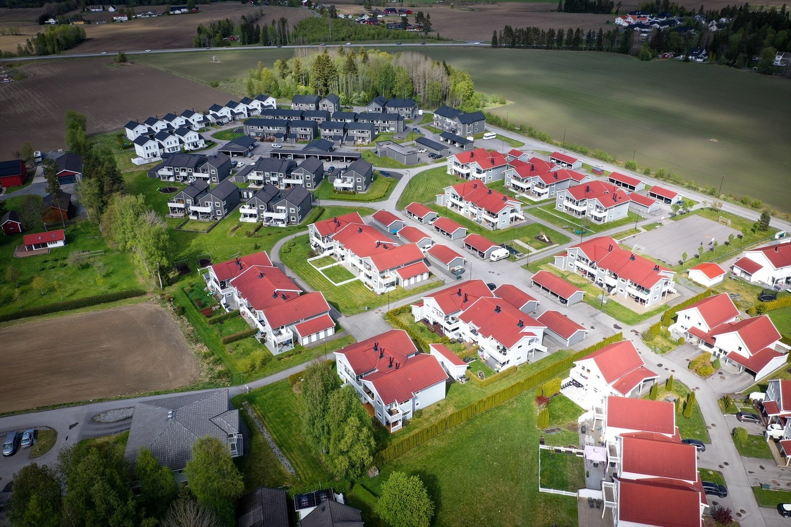 Her bor du landlig og rolig, samtidig som du har kort vei til daglige servicetilbud, skoler, barnehager og fritidsaktiviteter. Galleribilde