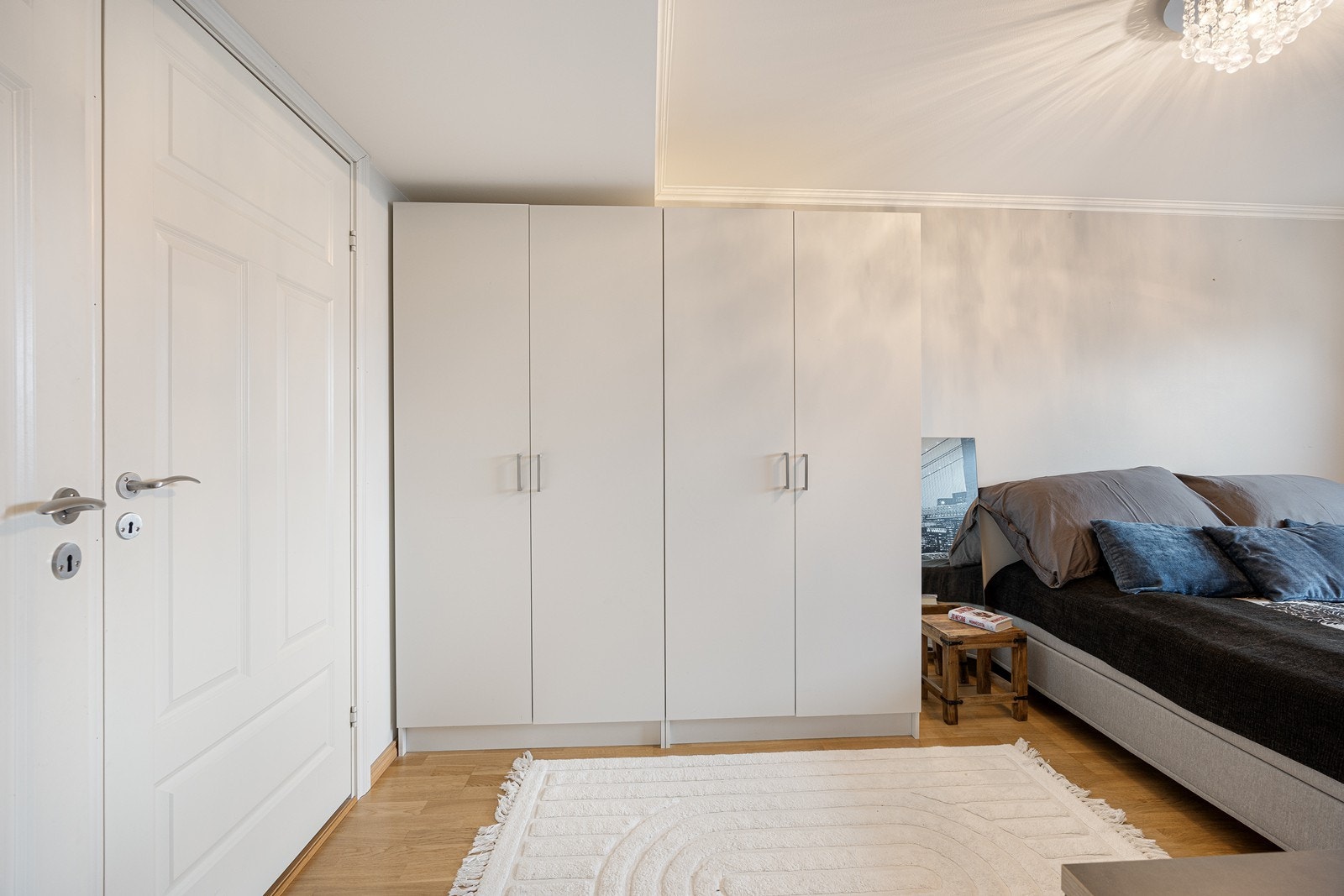 Hovedsoverommet har god plass til dobbeltseng, og det er mye oppbevaring i en egen bod og i to garderobeskap med hvite fronter. Galleribilde