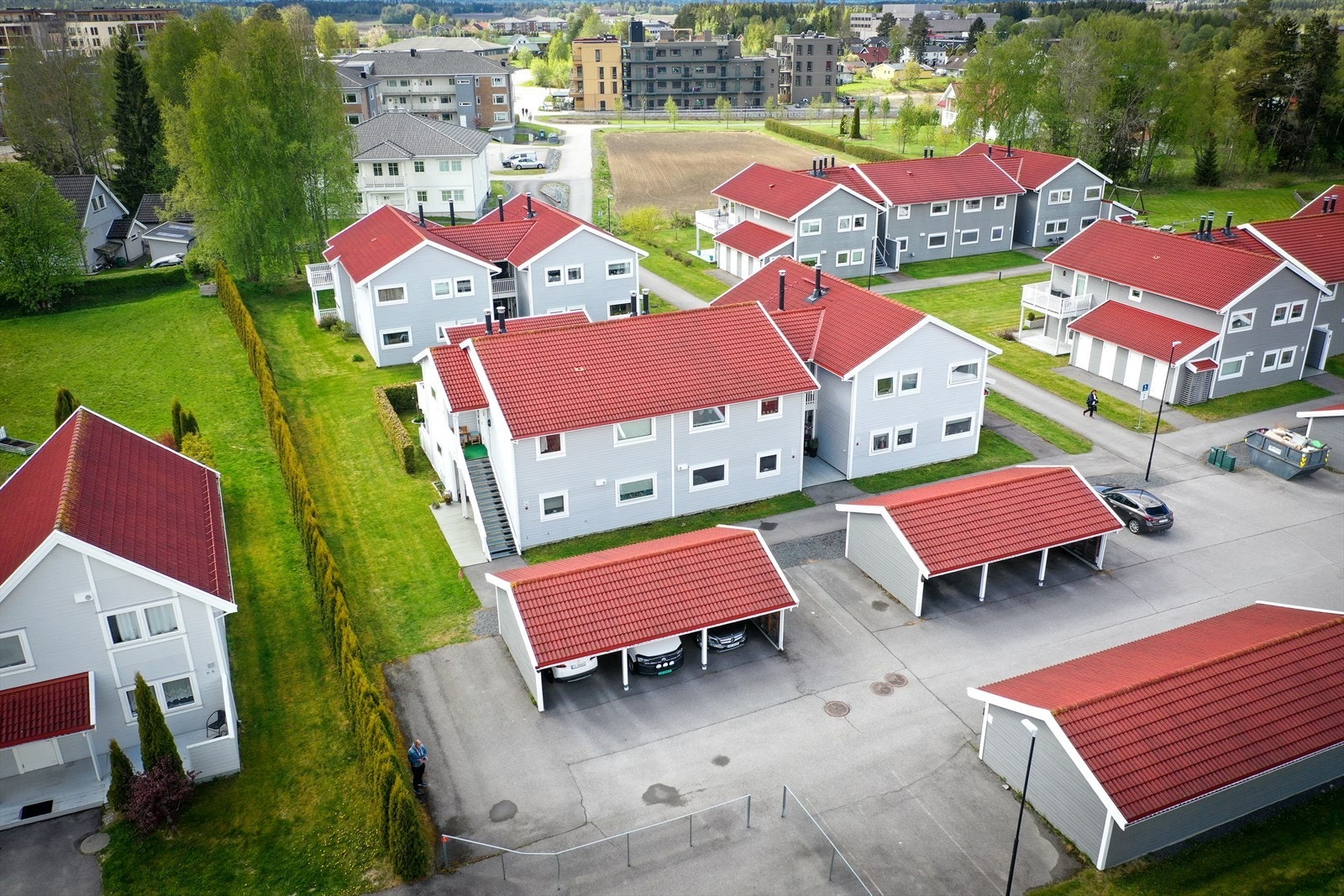 Med leiligheten følger carport med praktisk beliggenhet rett ved leiligheten. I tillegg disponerer leiligheten en utebod. Ekstra lagringsplass finnes i en disponibel utebod som måler ca. 5 kvm. Galleribilde