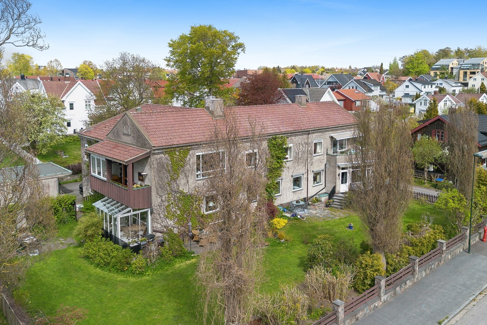 Sameiet består av 3 enheter og denne leiligheten har hele 2. etasje i gården, samt en romslig uutnyttet loftsetasje. Galleribilde