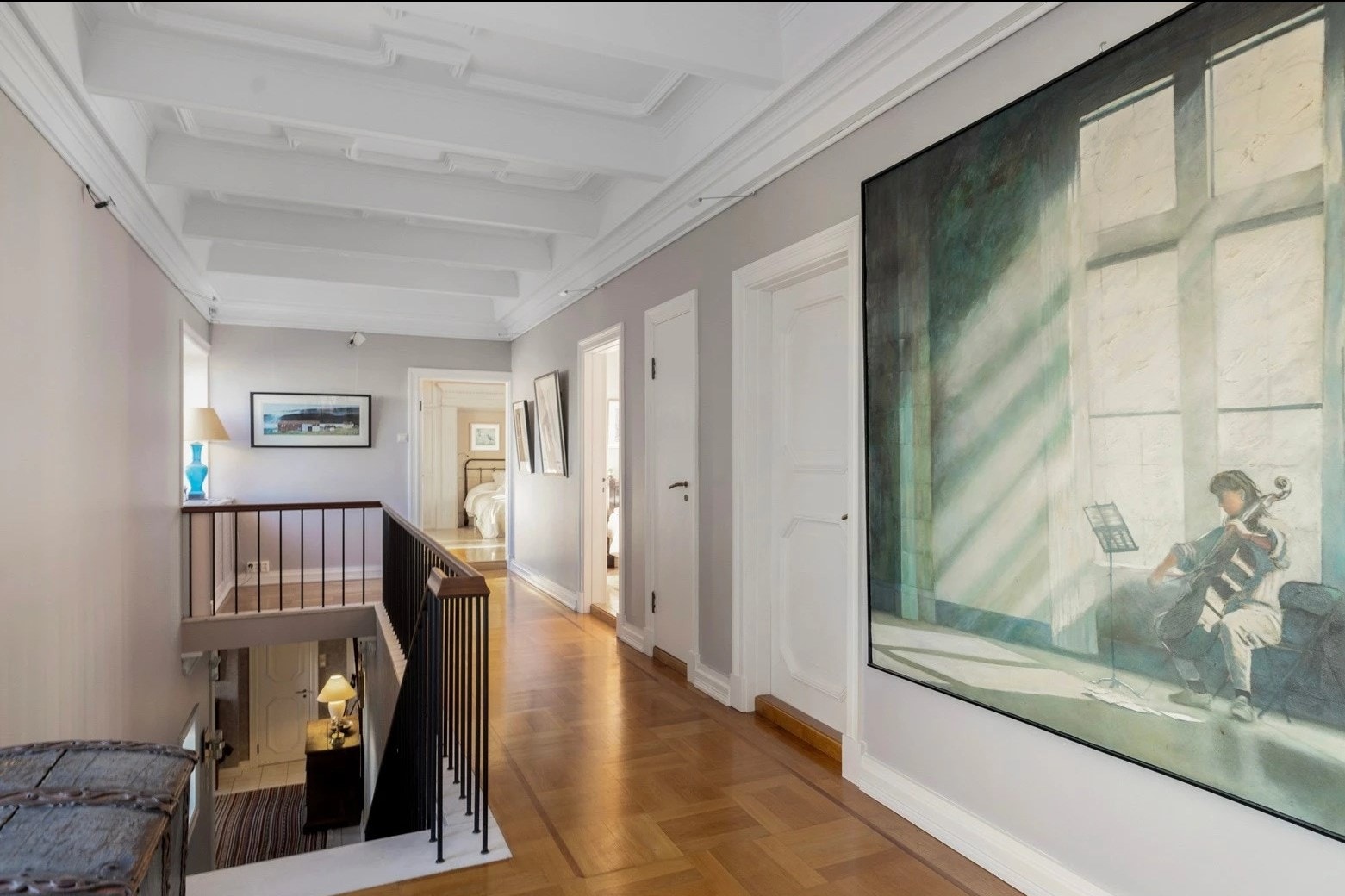 Den brede gangen binder rommene sammen og understreker leilighetens generøse areal. Legg merke til kassetthimlingen. Galleribilde