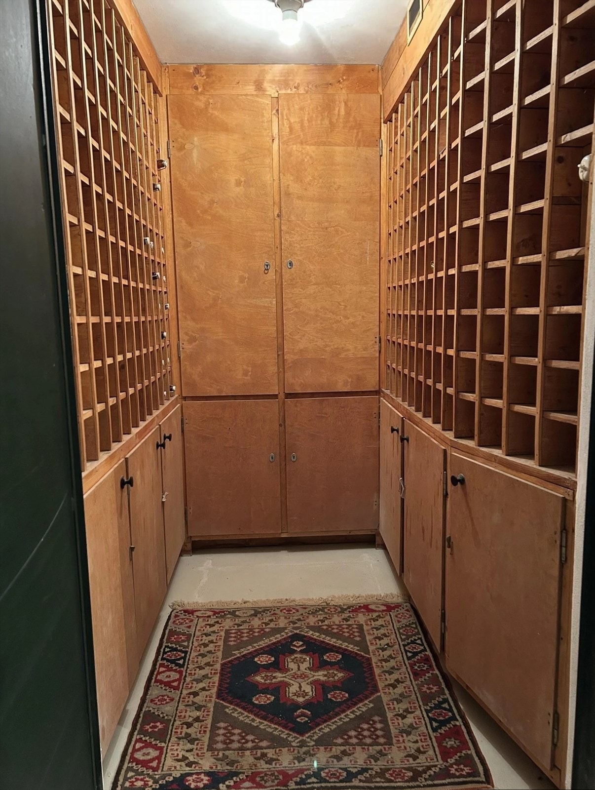 I kjelleretasjen er det rikelig med boder og plass for oppbevaring, samt mulighet for vaskemaskin i felles vaskerom. Galleribilde