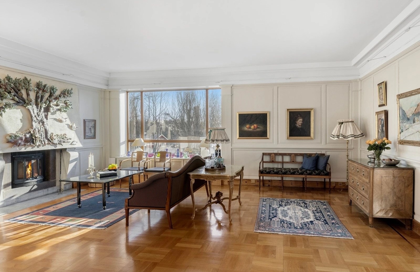 Stuen er av en slik størrelse at den gir rom for både store selskaper og roligere soner. Galleribilde