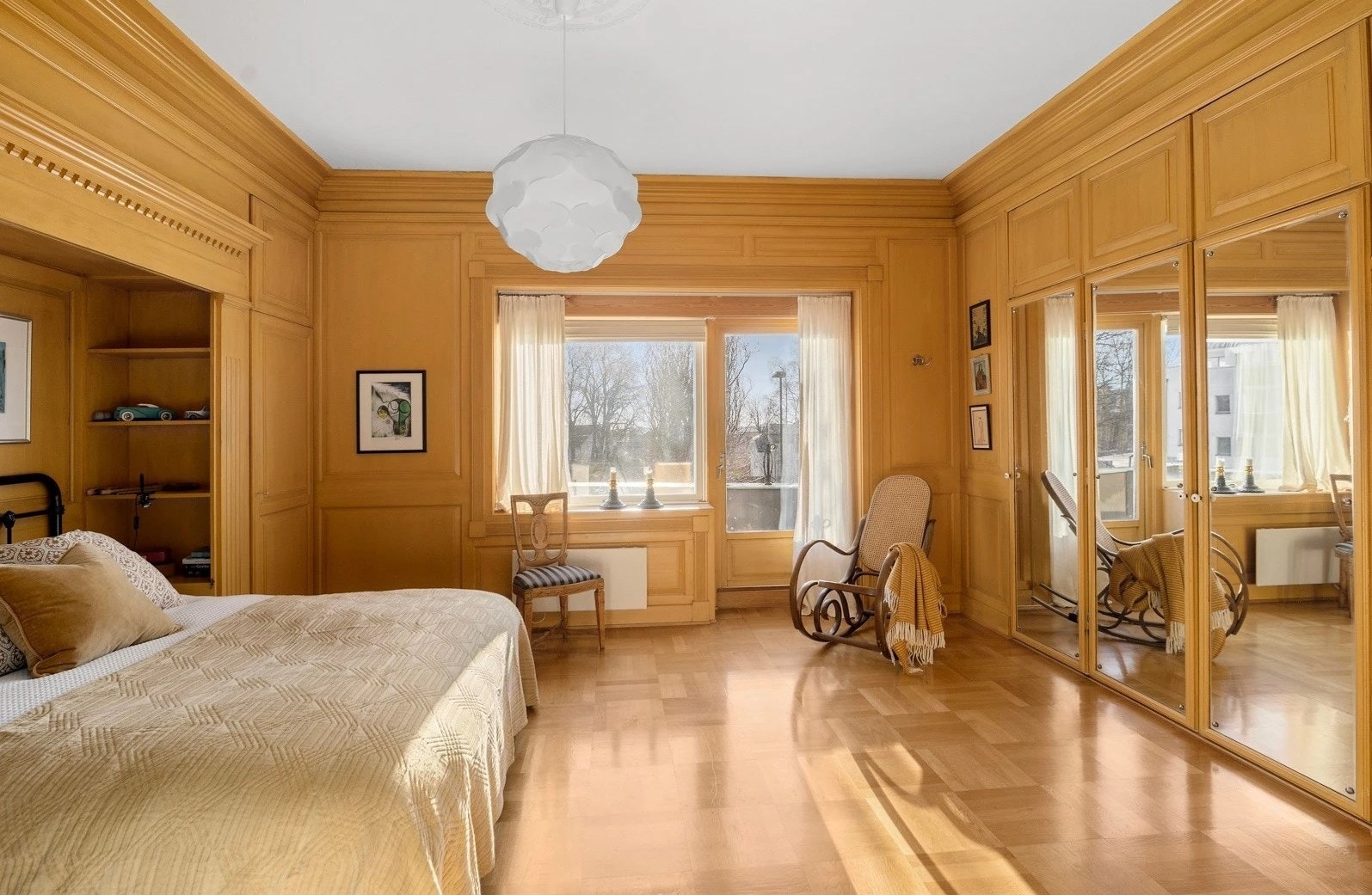 En hel vegg med speilgarderobe gir rikelig med oppbevaringsplass. Utgang til balkong. Galleribilde