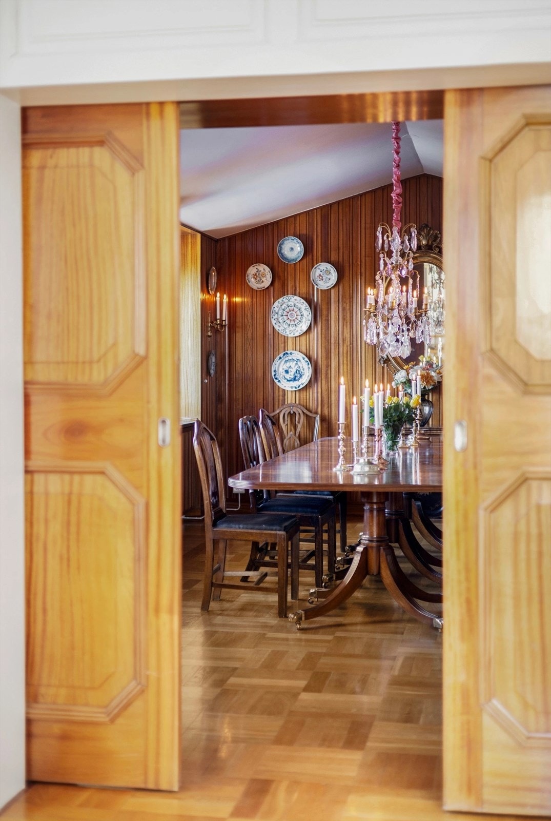 Elegante skyvedører i tre åpner inn til spisestuen og gir mulighet for å skille av rommene ved behov. Galleribilde