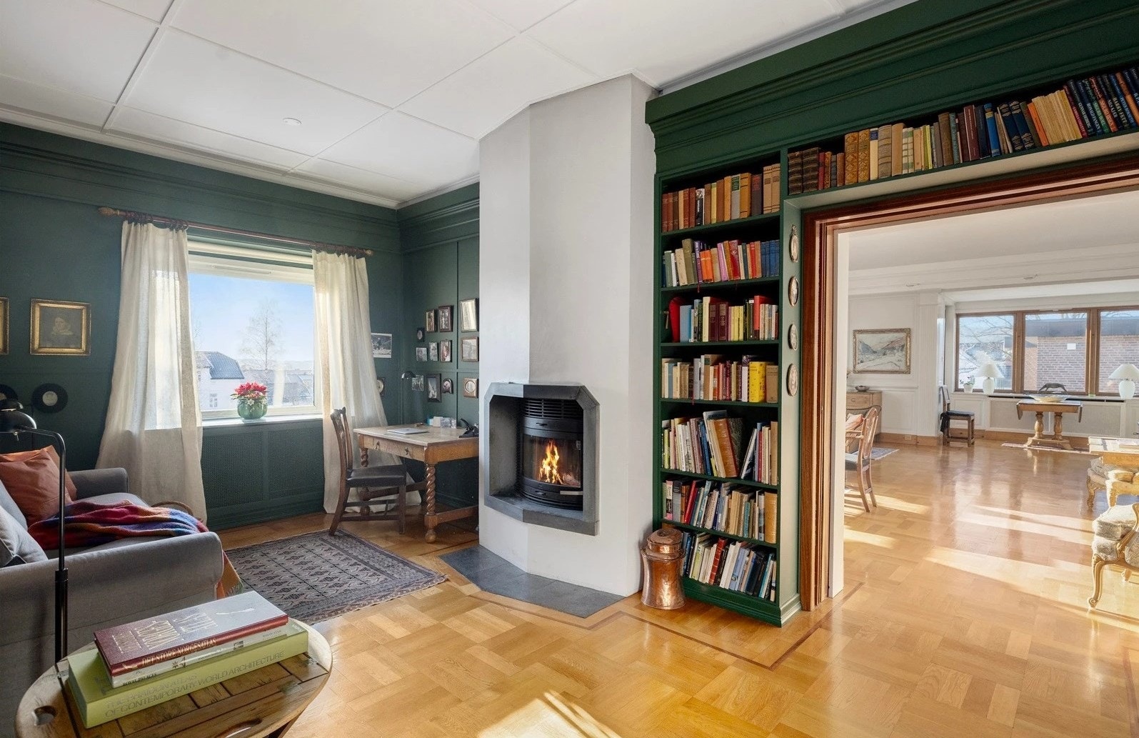 Biblioteket, eller TV-stuen, er et lunt og tilbaketrukket rom med plassbygde bokhyller og egen peis. Galleribilde