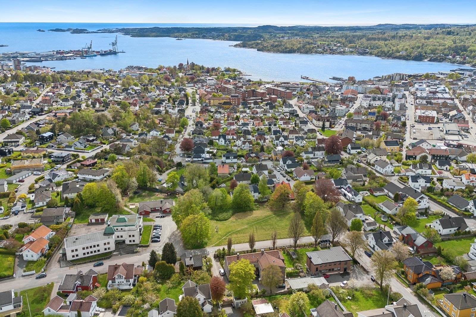 Fra eiendommen er det gangavstand til Larvik sentrum og fjorden. Galleribilde