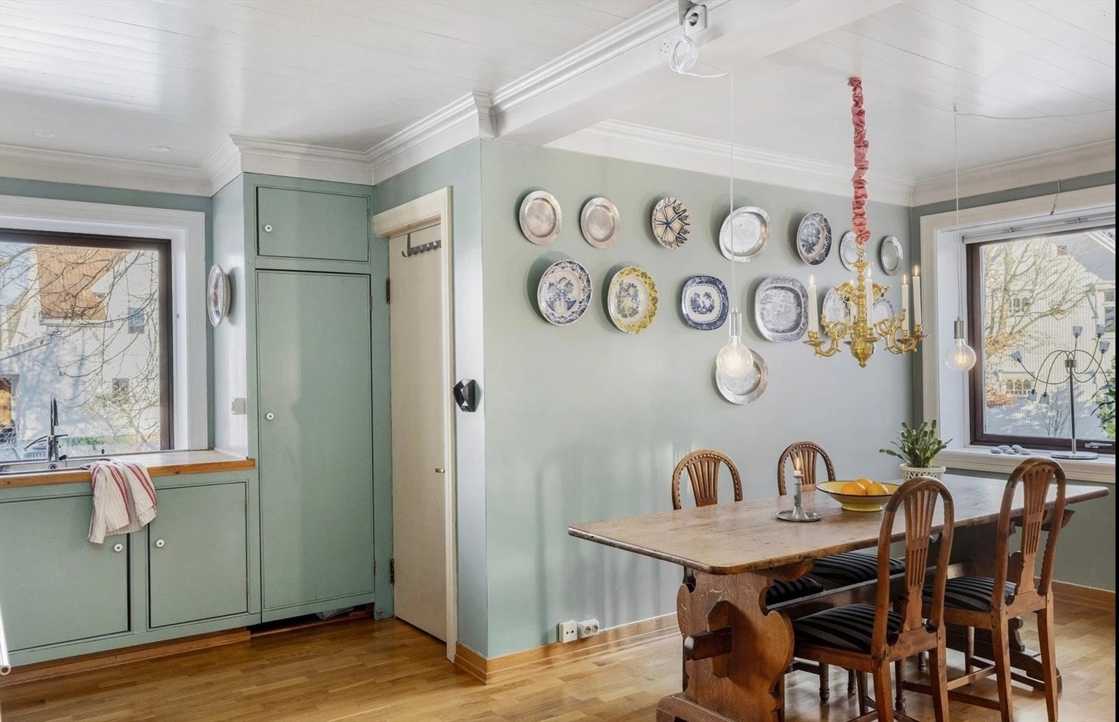 De plassbygde skapene utnytter takhøyden og gir svært god lagringskapasitet. Galleribilde