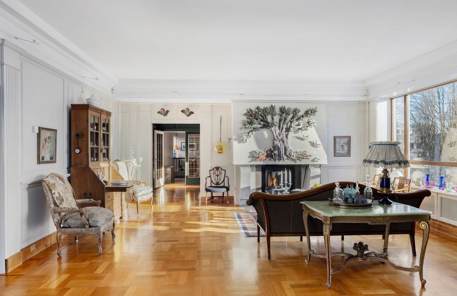 Hovedstuen er et imponerende rom med Larviksparkett og store vinduer som rammer inn utsikten. Galleribilde