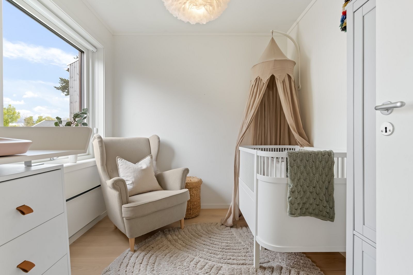 Boligen har en praktisk og familievennlig planløsning med tre gode soverom samlet i boligens 2. etasje. Galleribilde