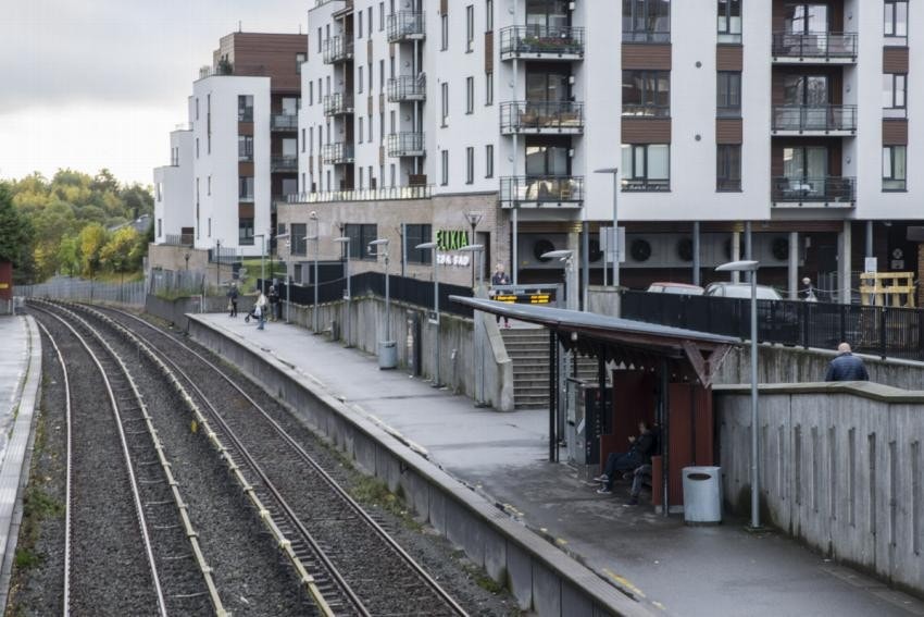 Boligen har gode kollektivforbindelser med buss og T-bane. Røa T-banestasjon ligger i nærheten og gir smidig adkomst til både Oslo sentrum og vestover mot Bærum. Galleribilde