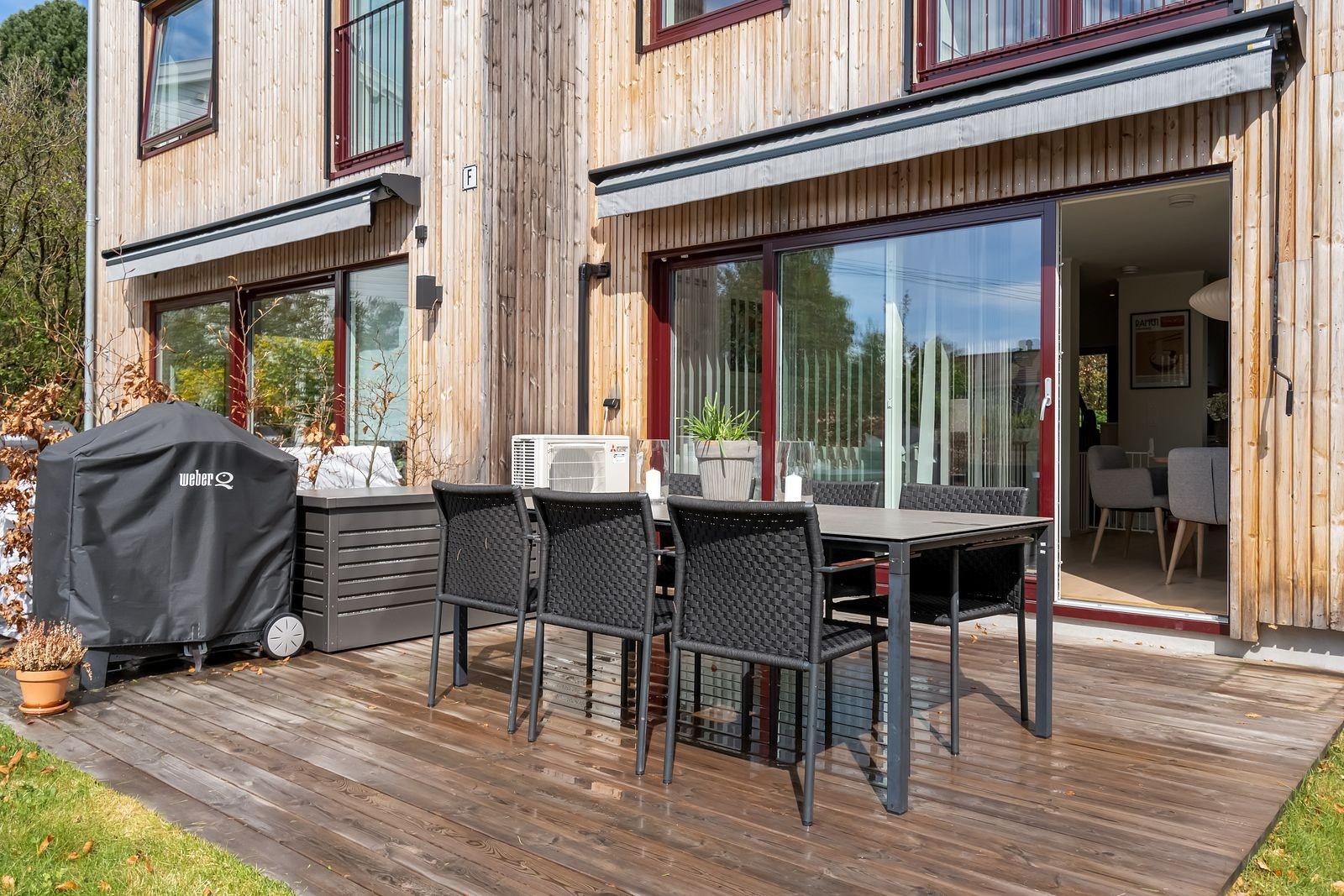 Fra stuen er det direkte utgang til en hyggelig terrasse med videre adkomst til egen hagedel med eksklusiv bruksrett. Galleribilde