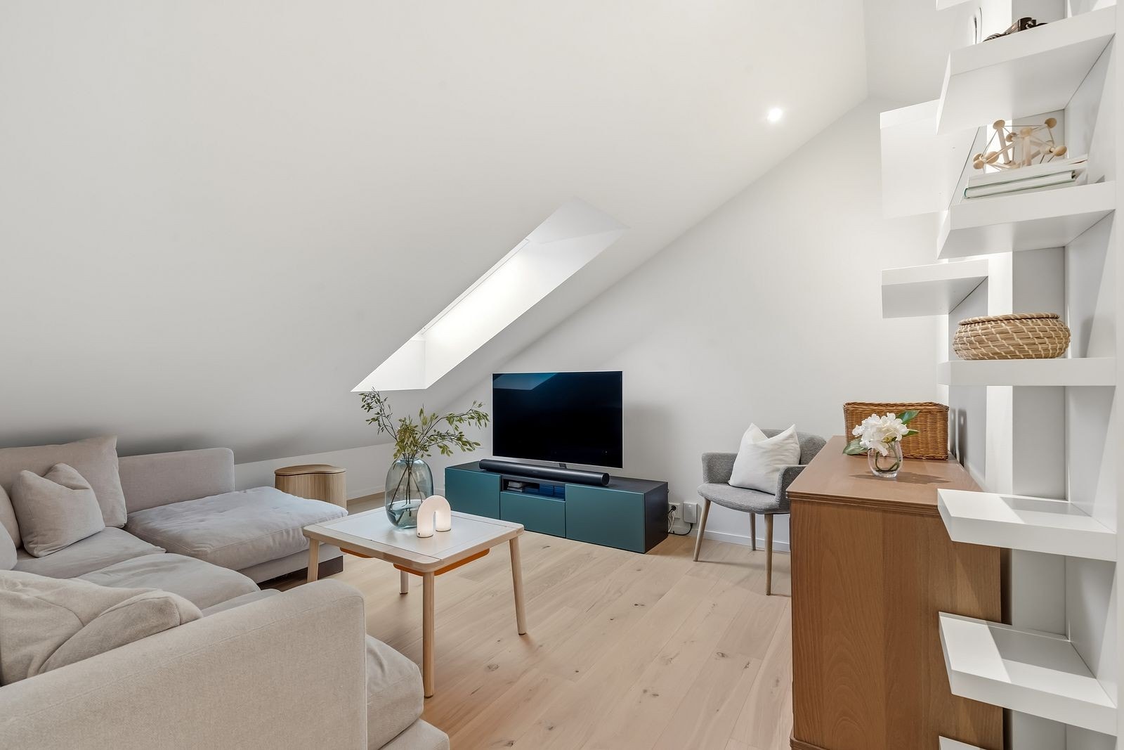 Loftsetasjen inneholder et hyggelig soverom samt en innbydende loftsstue som gir boligen et ekstra og fleksibelt oppholdsareal. Galleribilde