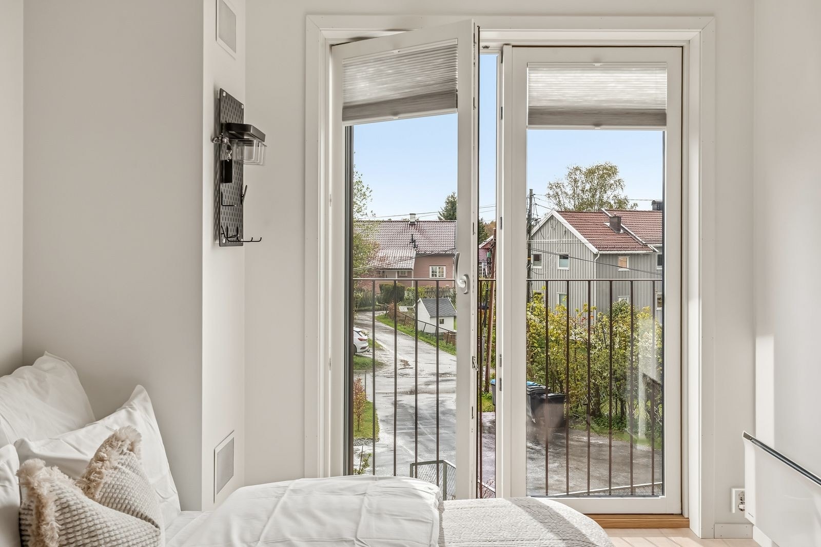 Fra hovedsoverommet er det utgang til en hyggelig fransk balkong som tilfører rommet både lys og luft. Galleribilde
