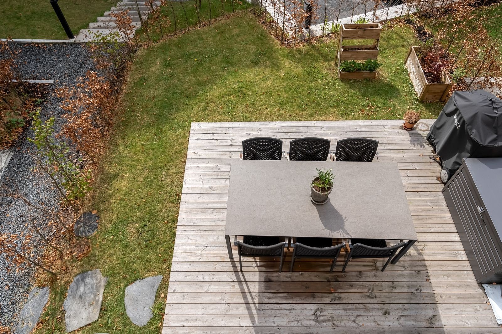 Stor og solrik terrasse med god plass til spisegruppe og grill, samt hyggelig hageområde som gir fine muligheter for både lek, avslapning og hyggelige sammenkomster. Galleribilde