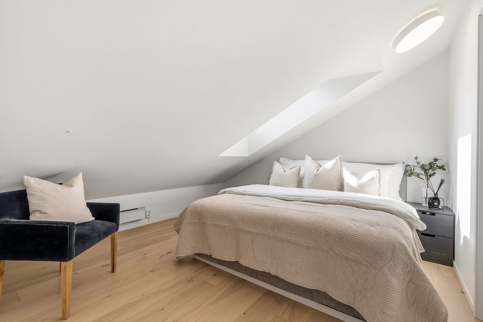 Lunt og sjarmerende loftssoverom med god atmosfære, fine lysforhold og en skjermet beliggenhet som gir en rolig og behagelig romfølelse. Galleribilde