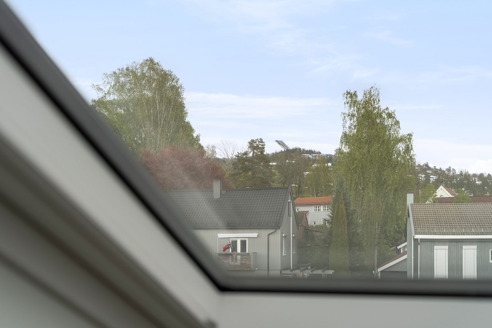 Utsikt mot Holmenkollen fra loftsvinduet. Galleribilde