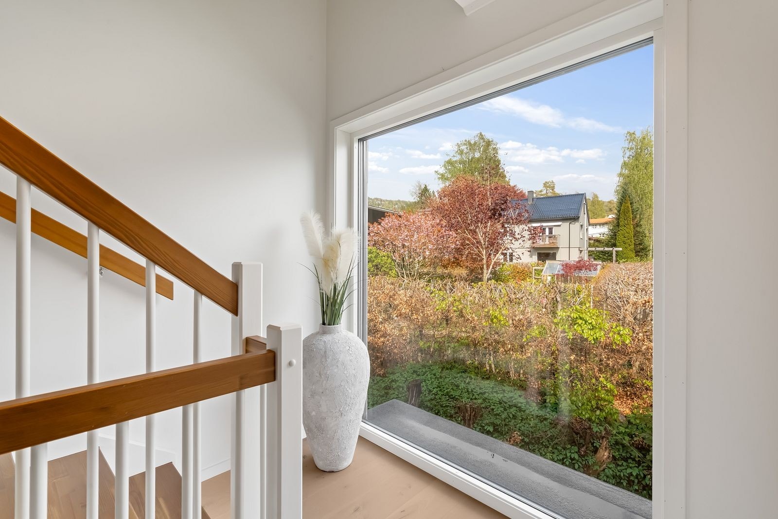 Store vindusflater slipper inn rikelig med naturlig lys og bidrar til en lys, luftig og innbydende atmosfære i hele boligen. Galleribilde