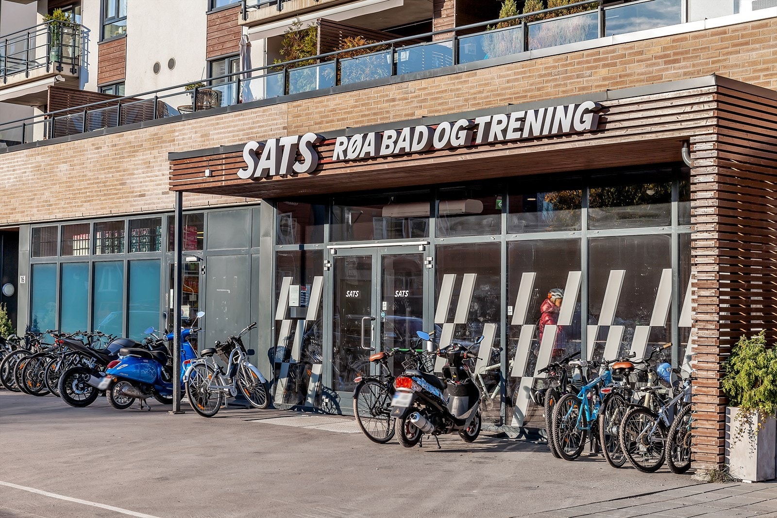 Kort vei til SATS Røa Bad, som byr på moderne treningsfasiliteter, gruppetimer og svømmebasseng, et populært tilbud for både trening, rekreasjon og aktiviteter for hele familien. Galleribilde