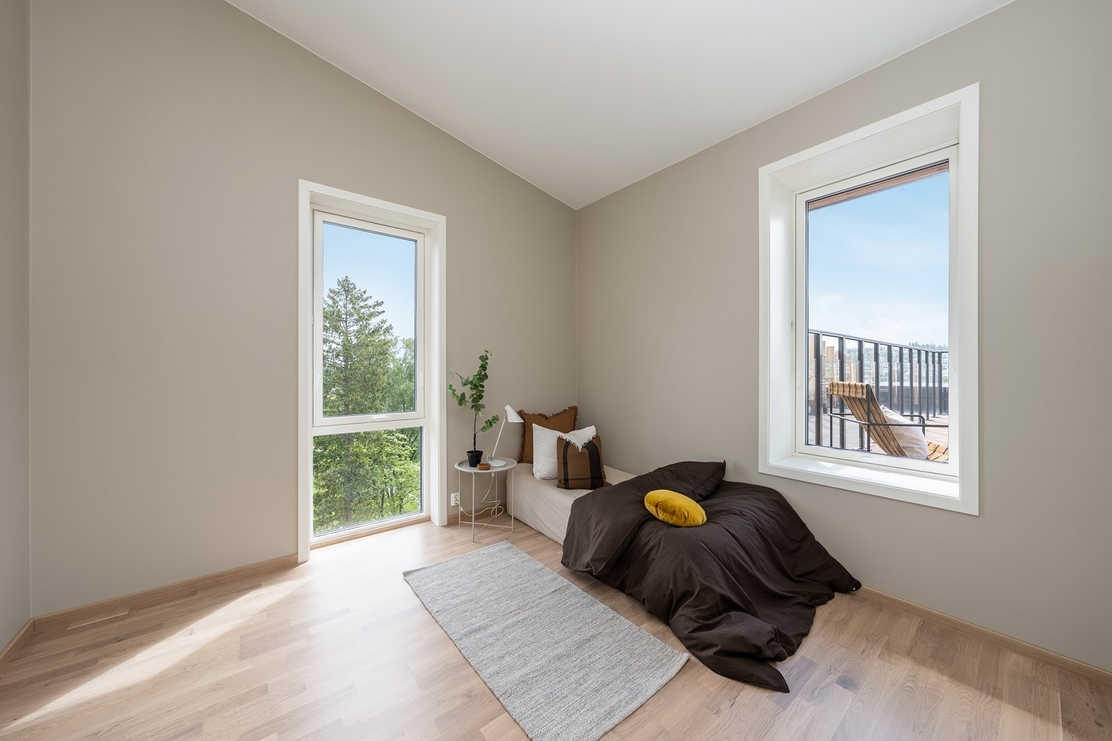 Det ene av to soverom i loftsetasjen, med plass til seng og oppbevaring. Galleribilde