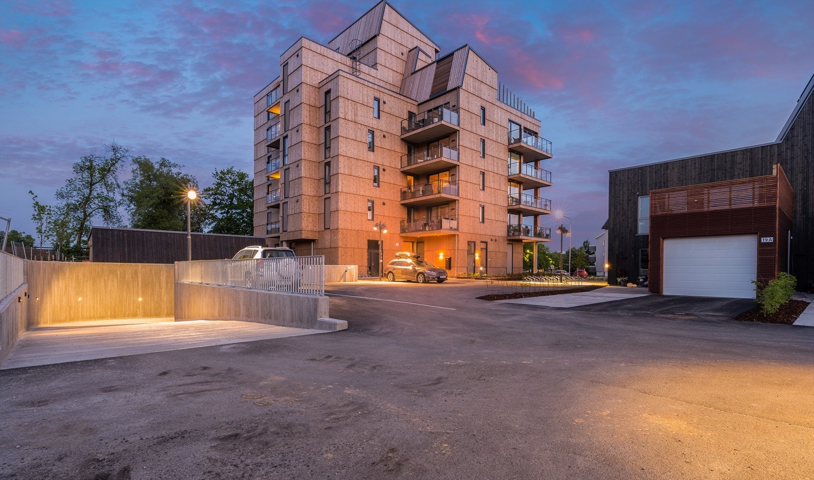Lindemannshjørnet borettslag er et moderne boligkompleks med enkel adkomst til garasjeanlegg. Bod og parkeringsplass i garasjeanlegg medfølger. Galleribilde