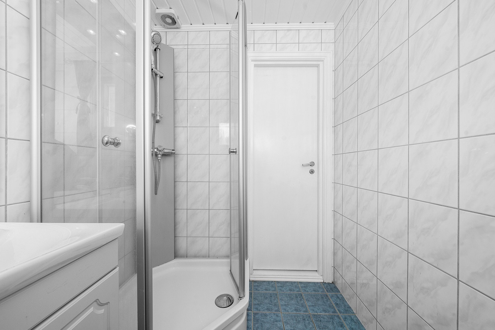 Badet i 1. etasje er flislagt og byr på servant og dusj. I tillegg er det wc-rom vegg i vegg med badet med wc og servant Galleribilde