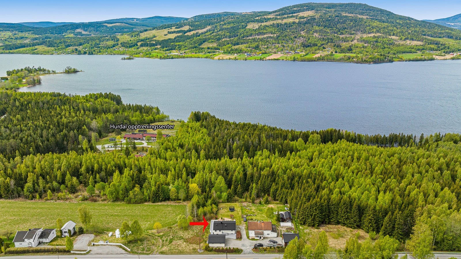 Eiendommen ligger fint til med flott utsikt over Hurdalssjøen og rekreasjonsmuligheter i umiddelbar nærhet. Galleribilde