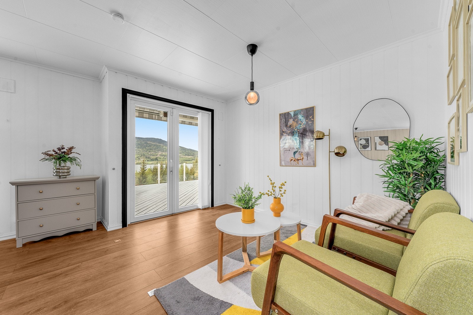 Stuen er romslig og har gode møbleringsmuligheter. Med utgang til vestvendt terrasse. Galleribilde