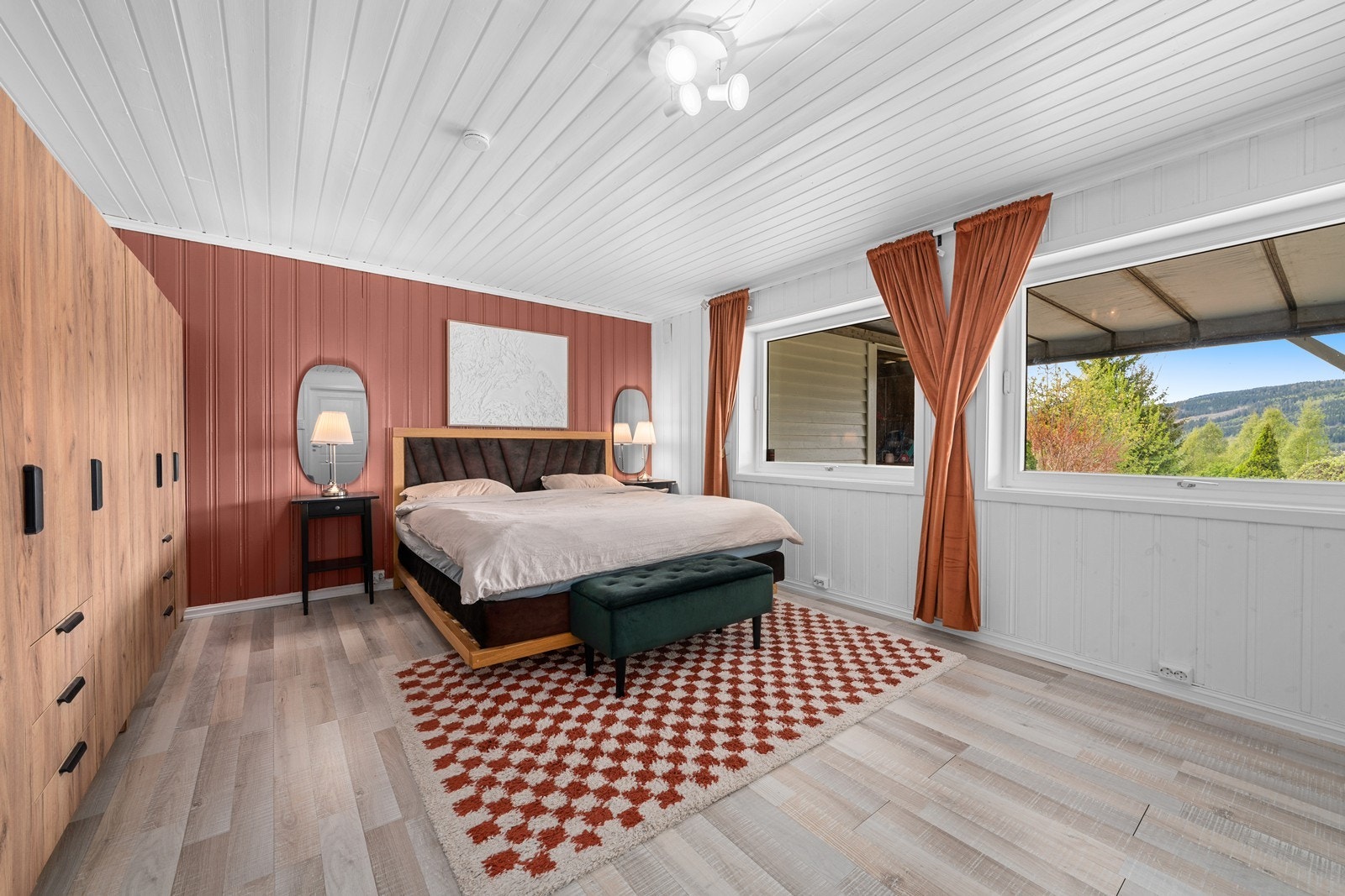 Hovedsoverommet er svært romslig og moderne. Soverommet er byggesøkt som hobbyrom/peisestue. Galleribilde