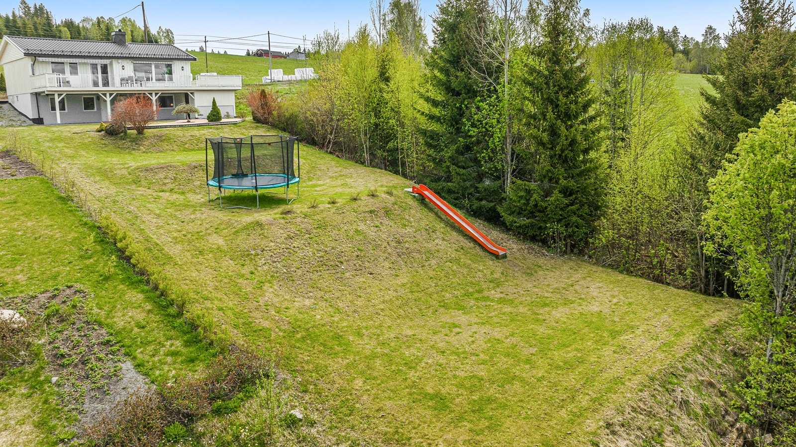 Stor tomt som har godt med boltreplass for store og små. Galleribilde