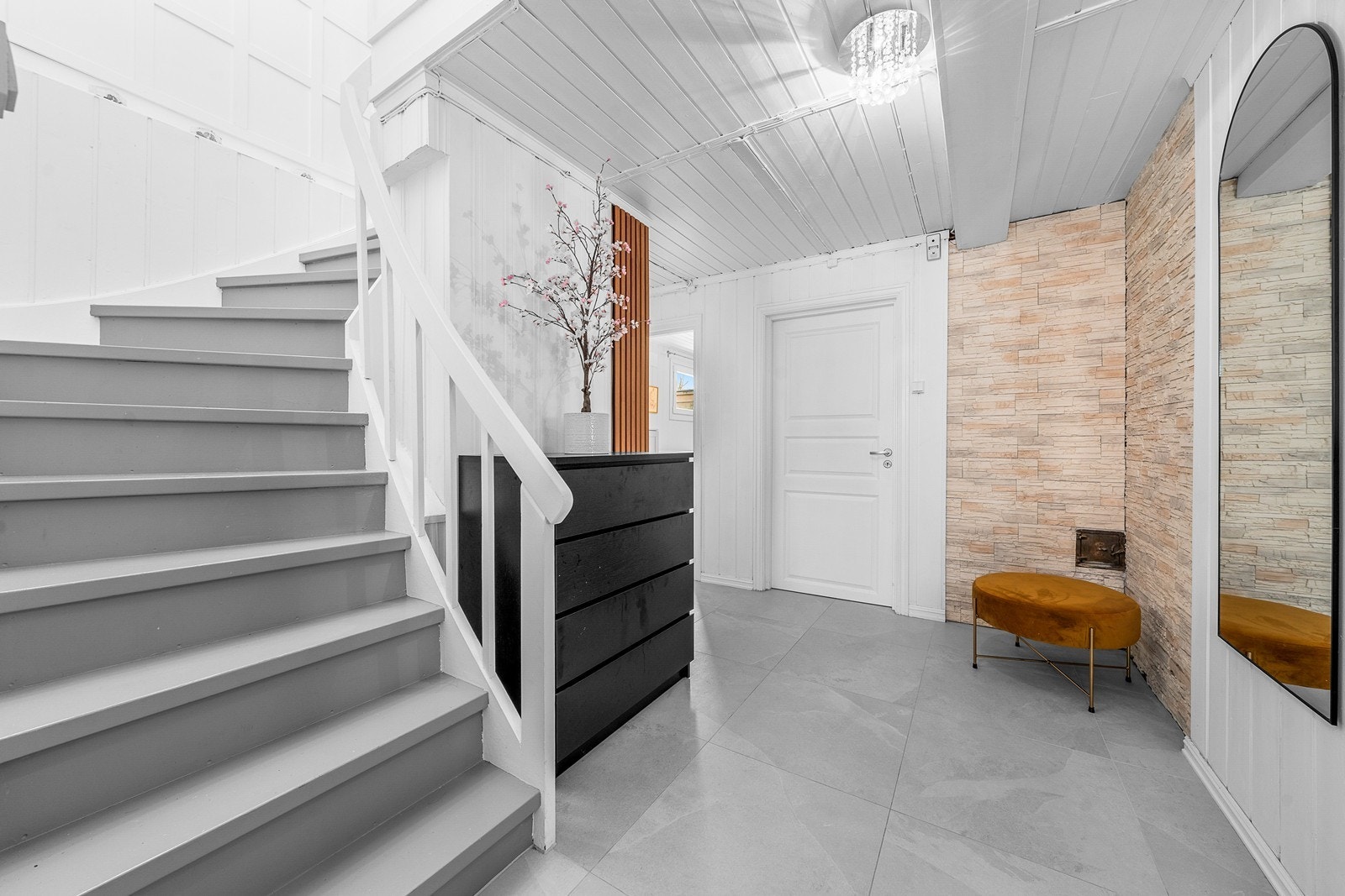 Trappnedgangen til underetasjen. Det er egen inngangsdør til kjelleren. Galleribilde