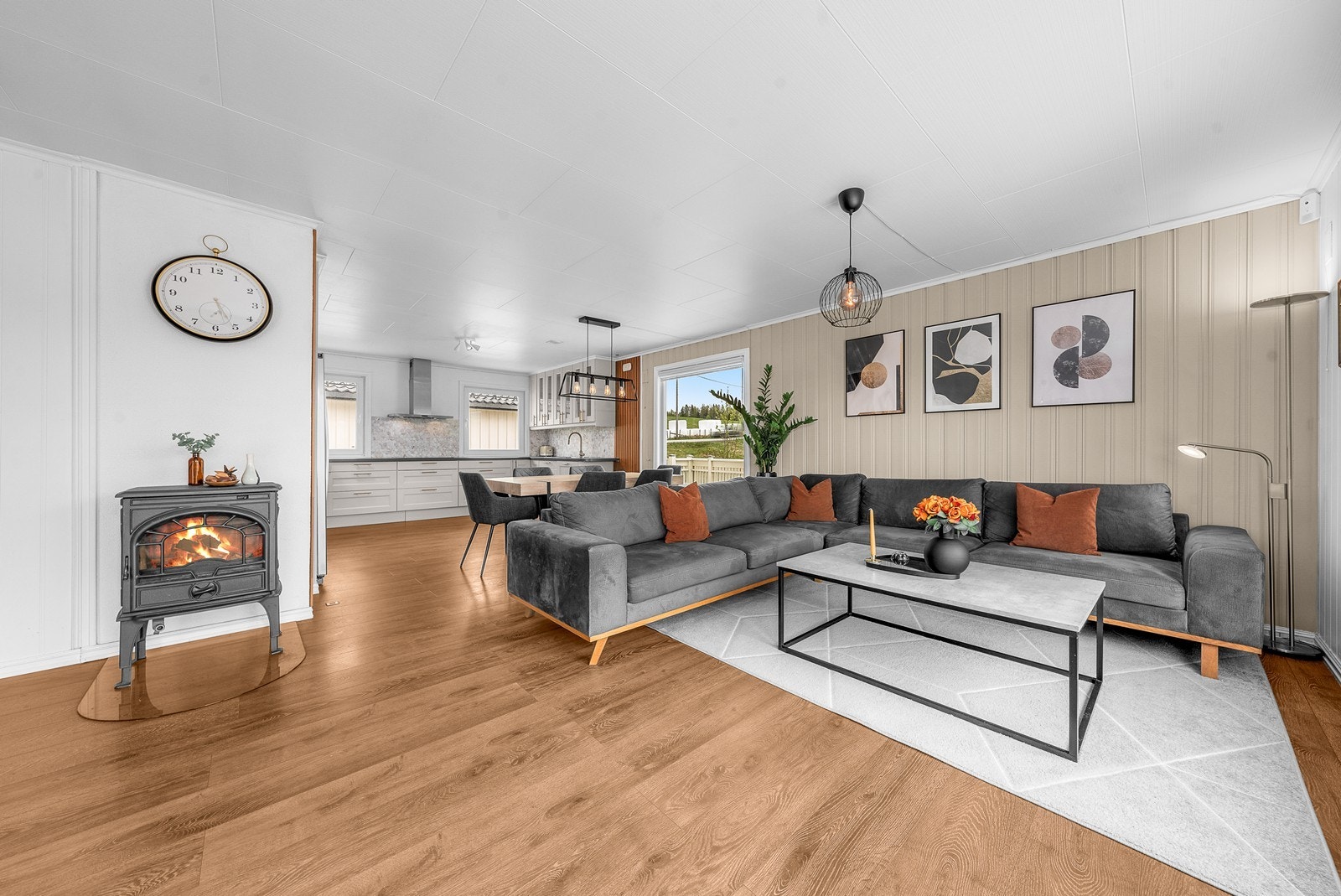 Kjøkkenet ligger i åpen løsning mot stuen. Rommet er svært romslig og har plass til alt møblement man måtte ønske. Galleribilde