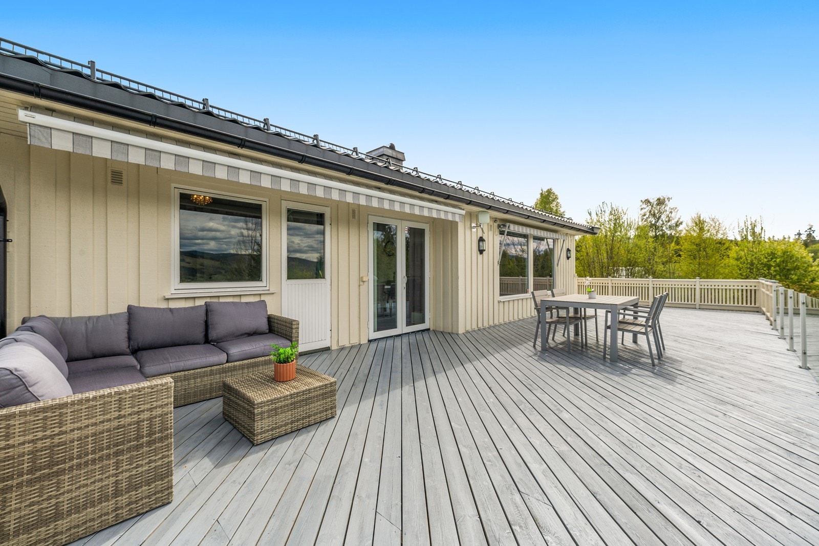 God plass til møblement og grillen. Det er markise over deler av terrassen. Galleribilde