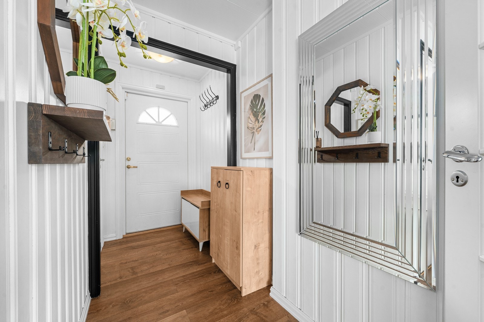 Inngangspartiet til boligen. Plass til yttertøy og sko. Videre er det egen inngangsdør og entré i underetasjen. Galleribilde